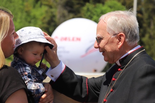 arcybiskup błogosławi dziecko